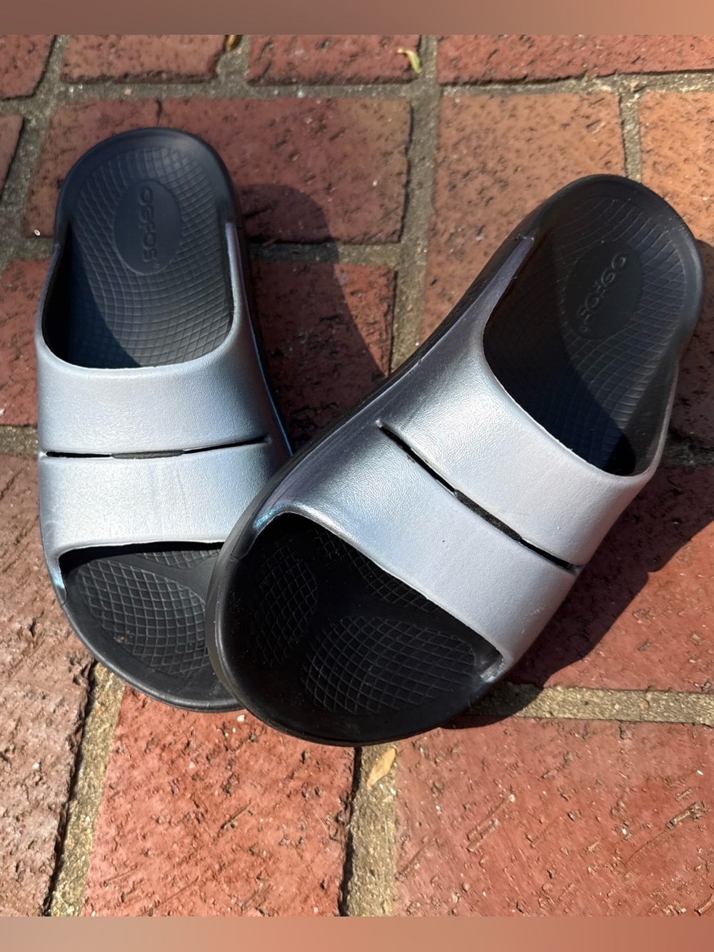 OOFOS slides iridescent size 7